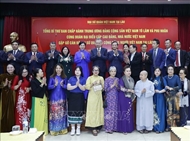 Party leader meets with Vietnamese community in Laos